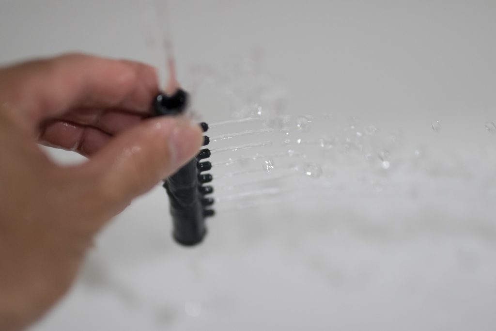 太い方の穴は水流で除去、小さい穴は歯ブラシで穴に毛を刺すような感じで掃除します、最後に開通試験
